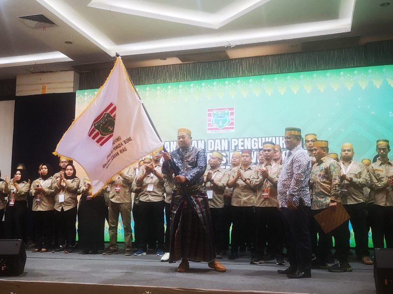 Ketua DPP KKP Bone Provinsi Kepri Khaeruddin SH menerima pataka dari ketua harian DPN KKP Bone Andi Fathur. Foto: INIKEPRI.COM 