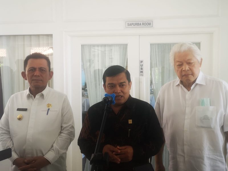 Plt Dirjen Imigrasi Widodo Ekatjahjana didampingi Gubenur Kepri Ansar Ahmad dan CEO Citramas Kris Wiluan. Foto: INIKEPRI.COM 