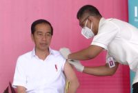 Presiden Joko Widodo (Jokowi) melaksanakan vaksin booster atau penguat COVID-19 yang kedua di Istana Bogor, Jawa Barat (Jabar) pada Kamis 24 November 2022. Foto: Tangkapan Layar Youtube Biro BPMI