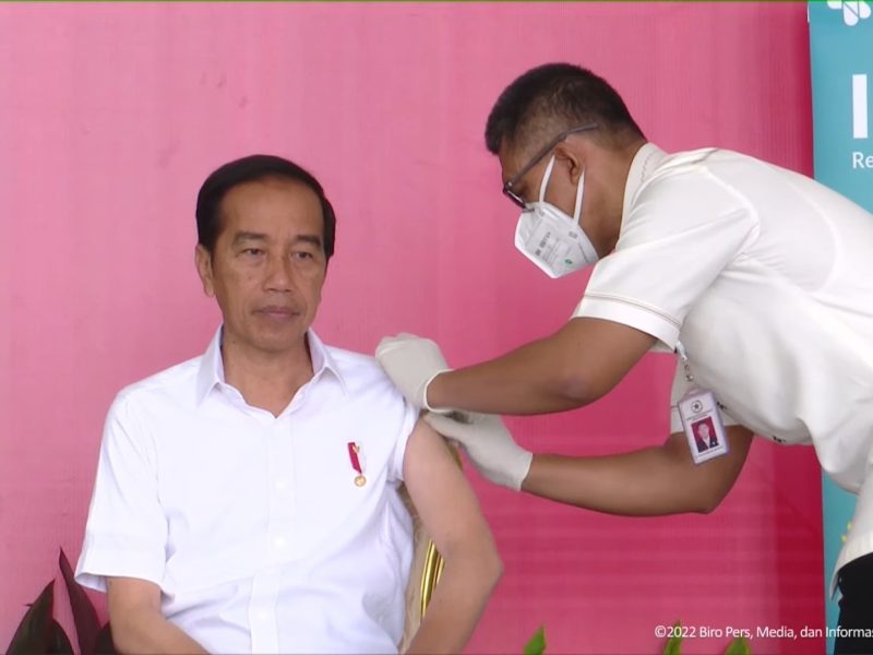 Presiden Joko Widodo (Jokowi) melaksanakan vaksin booster atau penguat COVID-19 yang kedua di Istana Bogor, Jawa Barat (Jabar) pada Kamis 24 November 2022. Foto: Tangkapan Layar Youtube Biro BPMI