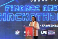 Menteri Keuangan Sri Mulyani menyampaikan pidato pada Finance & Health Hackaton 2022 di Nusa Dua, Bali, Minggu (13/11). Menkeu mengenakan atasan dari bahan Tenun Buku Sulawesi warna putih motif rintik hujan. Foto: InfoPublik 