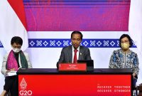 Presiden RI Joko Widodo diapit Menteri Keuangan Sri Mulyani dan Menteri Luar Negeri Retno. Foto: InfoPublik/Amiri Yandi