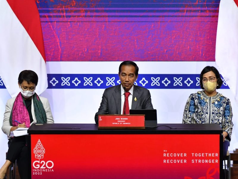 Presiden RI Joko Widodo diapit Menteri Keuangan Sri Mulyani dan Menteri Luar Negeri Retno. Foto: InfoPublik/Amiri Yandi