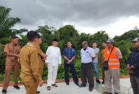 Peninjauan proyek pembangunan pedestrian dan penataan median jalan Bandara Raja Haji Fisabilillah. Foto: Diskominfo Kepri 