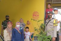 Dinas Sosial (dinsos) Kota Tanjungpinang melakukan penyemprotan labelisasi di rumah keluarga penerima manfaat (KPM) Program Keluarga Harapan (PKH). Foto: Kominfo Tanjungpinang 