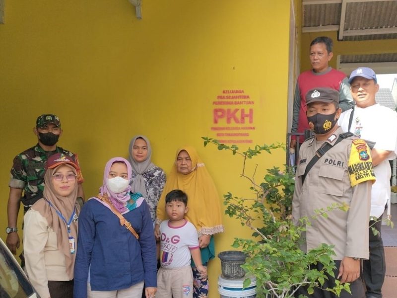 Dinas Sosial (dinsos) Kota Tanjungpinang melakukan penyemprotan labelisasi di rumah keluarga penerima manfaat (KPM) Program Keluarga Harapan (PKH). Foto: Kominfo Tanjungpinang 