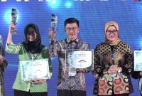 Kepala Dinas Komunikasi dan Informatika (Diskominfo) Provinsi Kepulauan Riau, Hasan, S.Sos, menerima penghargaan terbaik ke-2 Nasional. Foto: Diskominfo Kepri 