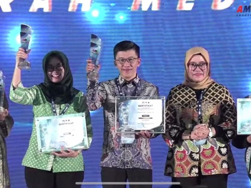 Kepala Dinas Komunikasi dan Informatika (Diskominfo) Provinsi Kepulauan Riau, Hasan, S.Sos, menerima penghargaan terbaik ke-2 Nasional. Foto: Diskominfo Kepri 