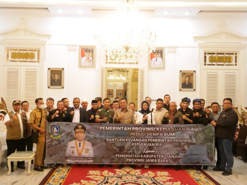 Pemberian Bantuan kepada Korban Gempa Bumi Kabupaten Cianjur oleh Gubernur Kepulauan Riau dan pemerintah Provinsi Kepulauan Riau. Foto: Diskominfo Kepri 