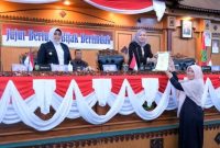 Wali Kota Tanjungpinang, Rahma mengikuti rapat paripurna DPRD dengan agenda penyampaian pandangan umum (pandum) fraksi-fraksi DPRD terhadap ranperda APBD kota Tanjungpinang tahun anggaran 2023, di gedung DPRD kota Tanjungpinang, Kepri, Selasa (15/11'2022). Foto: Kominfo Tanjungpinang 