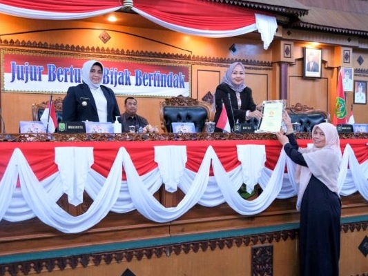 Wali Kota Tanjungpinang, Rahma mengikuti rapat paripurna DPRD dengan agenda penyampaian pandangan umum (pandum) fraksi-fraksi DPRD terhadap ranperda APBD kota Tanjungpinang tahun anggaran 2023, di gedung DPRD kota Tanjungpinang, Kepri, Selasa (15/11'2022). Foto: Kominfo Tanjungpinang