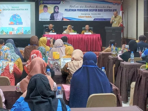 Wali Kota Tanjungpinang, Rahma membuka pelatihan prosedur ekspor bagi sentra IKM yang digelar Dinas Perdagangan dan Perindustrian (Disdagin) Kota Tanjungpinang, di hotel comforta Tanjungpinang, Kepri, Selasa 1 November 2022. Foto: Kominfo Tanjungpinang 