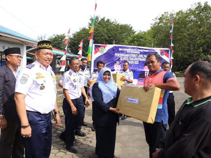 Wali Kota Tanjungpinang Rahma menyerahkan atribut juru parkir, di halaman kantor Dinas Perhubungan (dishub) Kota Tanjungpinang, Kepri, Senin (21/11/2022). Foto: Kominfo Tanjungpinang