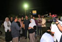Wali Kota Tanjungpinang Rahma bersama jajaran dinas perkim dan lurah memantau langsung lampu PJU yang menyala di wilayah kelurahan Senggarang, kota Tanjungpinang, Kepri, Rabu (23/11/2022) malam. Foto: Kominfo Tanjungpinang
