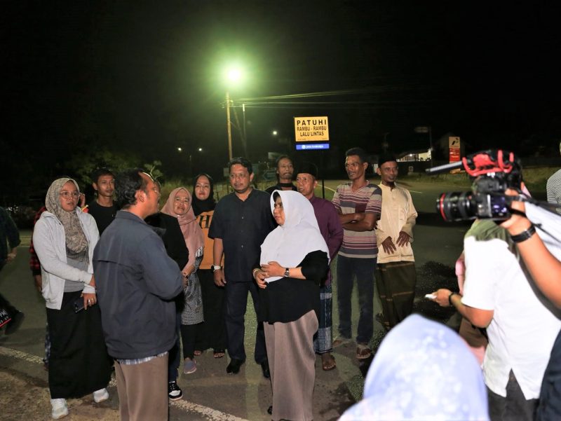 Wali Kota Tanjungpinang Rahma bersama jajaran dinas perkim dan lurah memantau langsung lampu PJU yang menyala di wilayah kelurahan Senggarang, kota Tanjungpinang, Kepri, Rabu (23/11/2022) malam. Foto: Kominfo Tanjungpinang 