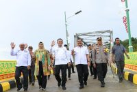 Gubernur Kepri Ansar Ahmad meresmikan Jembatan di Desa Marok Tua, Kecamatan Singkep Barat. Foto: Diskominfo Kepri 