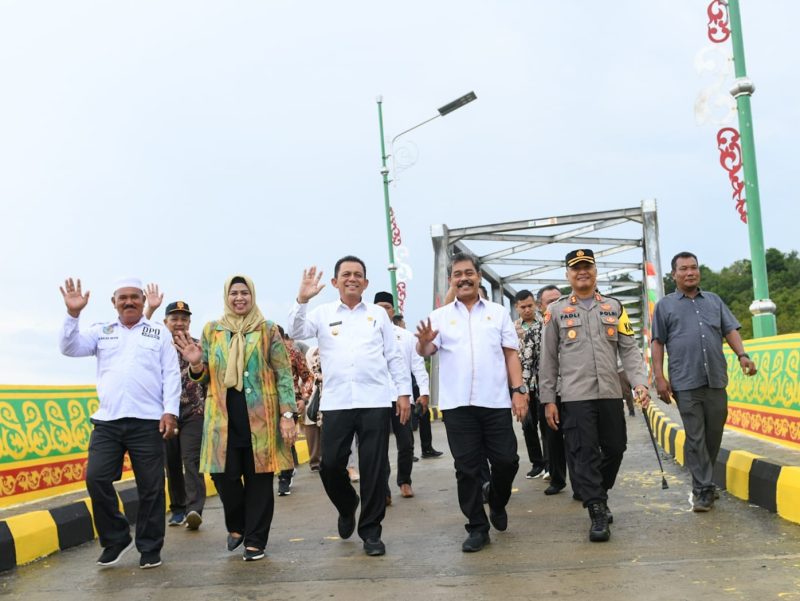 Gubernur Kepri Ansar Ahmad meresmikan Jembatan di Desa Marok Tua, Kecamatan Singkep Barat. Foto: Diskominfo Kepri 