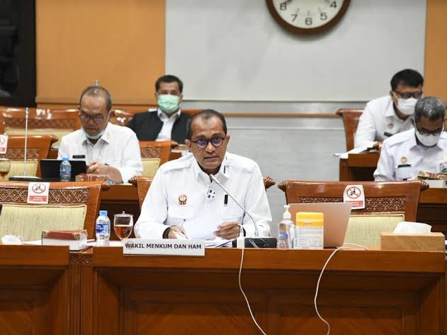 Wamenkumham Edward Omar Sharif Hiariej dalam rapat kerja dengan DPR RI. Foto: kemenkumham.go.id