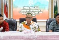 Kepala Kejari Tanjungpinang Joko Yuhono (tengah) menunjukkan uang pengganti korupsi sebesar Rp7,5 miliar di kantornya, Sabtu (10/12/2022). Foto: ANTARA/Ogen.