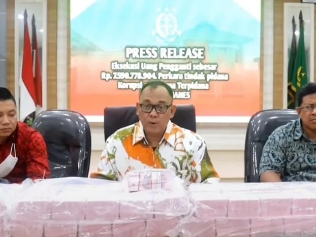 Kepala Kejari Tanjungpinang Joko Yuhono (tengah) menunjukkan uang pengganti korupsi sebesar Rp7,5 miliar di kantornya, Sabtu (10/12/2022). Foto: ANTARA/Ogen.