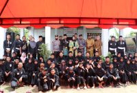 Hj. Dewi Kumalasari Ansar saat berkunjung ke Perguruan Pencak Silat Setia Hati Terate (PSHT) Cabang Bintan di Desa Teluk Sasah, Bintan. Foto: Diskominfo Kepri 