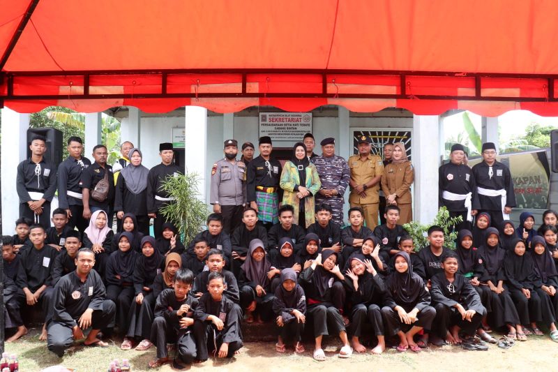 Hj. Dewi Kumalasari Ansar saat berkunjung ke Perguruan Pencak Silat Setia Hati Terate (PSHT) Cabang Bintan di Desa Teluk Sasah, Bintan. Foto: Diskominfo Kepri 