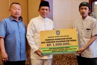 Gubernur Ansar menyerahkan bantuan mubaligh dari Pemerintahan Provinsi Kepulauan Riau. Foto: Diskominfo Kepri 