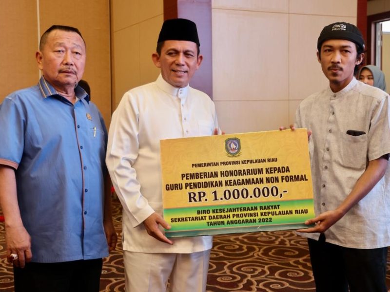 Gubernur Ansar menyerahkan bantuan mubaligh dari Pemerintahan Provinsi Kepulauan Riau. Foto: Diskominfo Kepri