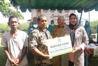 Hj. Dewi Kumalasari Ansar menyerahkan bantuan secara langsung kepada 4 Kelompok Masyarakat dan 30 orang Kepala Keluarga di Kampung Panglong. Foto:Diskominfo Kepri 