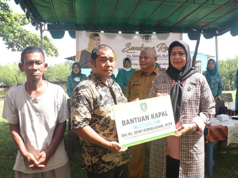 Hj. Dewi Kumalasari Ansar menyerahkan bantuan secara langsung kepada 4 Kelompok Masyarakat dan 30 orang Kepala Keluarga di Kampung Panglong. Foto:Diskominfo Kepri 