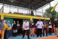 Gubernur Kepulauan Riau H. Ansar Ahmad membuka Turnamen Bola Volly di Kecamatan Meral, Karimun. Foto: Diskominfo Kepri 