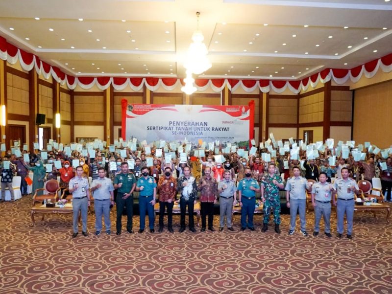 Pemberian Sertifikat Tanah Kepada Perwakilan Kota Tanjungpinang dan Kabupaten Bintan di Aula Wan Seri Beni, Dompak, Tanjungpinang. Foto: Diskominfo Kepri 