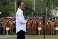 Wakil Wali Kota Batam, Amsakar Achmad memimpin langsung upacara apel pegawai di lingkungan Pemko Batam, yang rutin dilaksanakan setiap awal bulan. Foto: MC Batam 