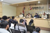 Anggota Bawaslu RI Lolly Suhenty (kedua dari kanan) menyampailan melakukan hasil pengawasan verifikasi faktual di Media Center Bawaslu RI Jakarta, Kamis (15/12/2022). Foto: Publikasi dan Pemberitaan Bawaslu.