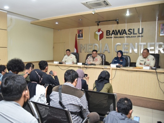 Anggota Bawaslu RI Lolly Suhenty (kedua dari kanan) menyampailan melakukan  hasil pengawasan verifikasi faktual di Media Center  Bawaslu RI Jakarta, Kamis (15/12/2022). Foto: Publikasi dan Pemberitaan Bawaslu.