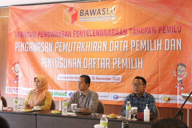 Bawaslu Kota Jakarta Timur mengadakan Rapat Fasilitasi Pengawasan Tahapan Pemilu dengan tema 