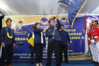 Ketua DPD GARPU Kota Batam Bona Tua Hutagalung mengibarkan bendera pataka. Foto: INIKEPRI.COM 