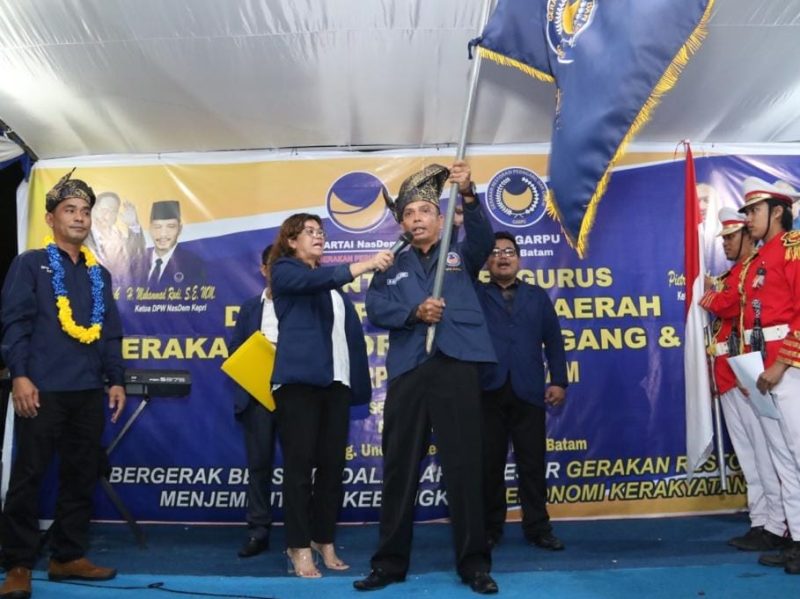 Ketua DPD GARPU Kota Batam Bona Tua Hutagalung mengibarkan bendera pataka. Foto: INIKEPRI.COM 