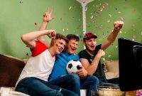 Ilustrasi nonton bareng. Foto: SHUTTERSTOCK 