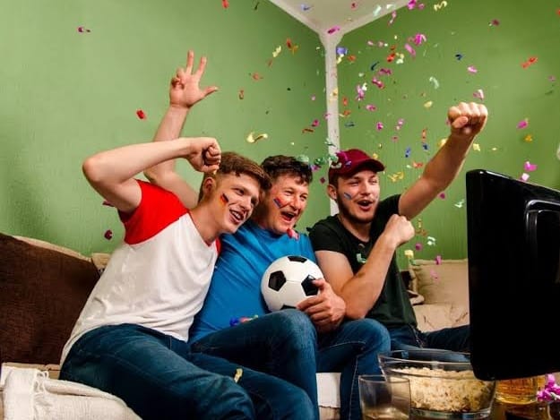 Ilustrasi nonton bareng. Foto: SHUTTERSTOCK