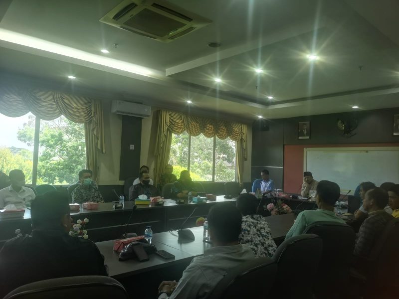 Dewan Perwakilan Rakyat Daerah (DPRD) Kota Batam kembali menggelar rapat dengar pendapat umum (RDPU) perihal permasalahan kampung tua dengan masyarakat Kampung Jabi dan Teluk Bakau, Nongsa, Kota Batam Rabu 7 Desember 2022 pagi. Foto: INIKEPRI.COM