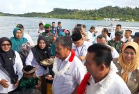 Kepala Kejaksaan Tinggi Kepri Gerry Yasid bersama Gubernur Kepulauan Riau H. Ansar Ahmad  dan rombongan melakukan kunjungan kerja ke Kecamatan Senayang, Kabupaten Lingga, Rabu 7 Desember 2022. Foto: Diskominfo Kepri 