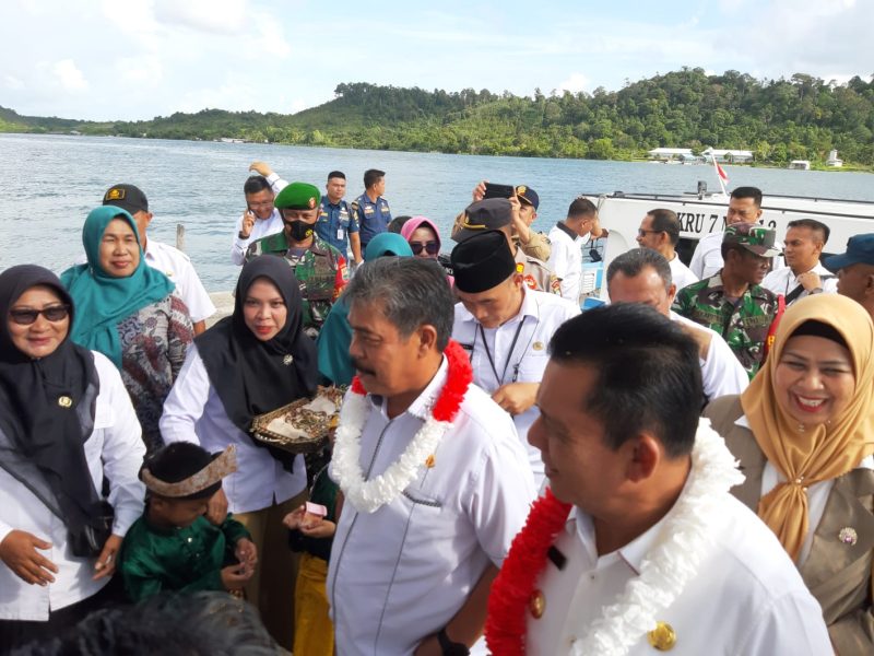 Kepala Kejaksaan Tinggi Kepri Gerry Yasid bersama Gubernur Kepulauan Riau H. Ansar Ahmad  dan rombongan melakukan kunjungan kerja ke Kecamatan Senayang, Kabupaten Lingga, Rabu 7 Desember 2022. Foto: Diskominfo Kepri 