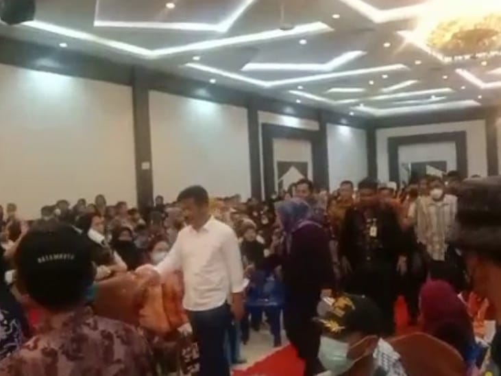 Wali Kota Batam Muhammad Rudi dan Wakil Gubenur Kepri Marlin Agustina saat tiba di lokasi pembagian BLT di Golden Prawn, Kota Batam. Foto: Tangkapan Layar 