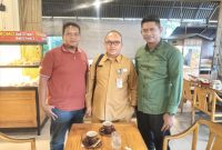 Wakil ketua DPD KNPI Kepri bidang kesehatan Muhammad Yasin Fahriza SH (baju hijau) menggelar silaturahmi dengan Kepala Dinas Kesehatan Provinsi Kepulauan Riau Moh. Bisri. Foto: INIKEPRI.COM