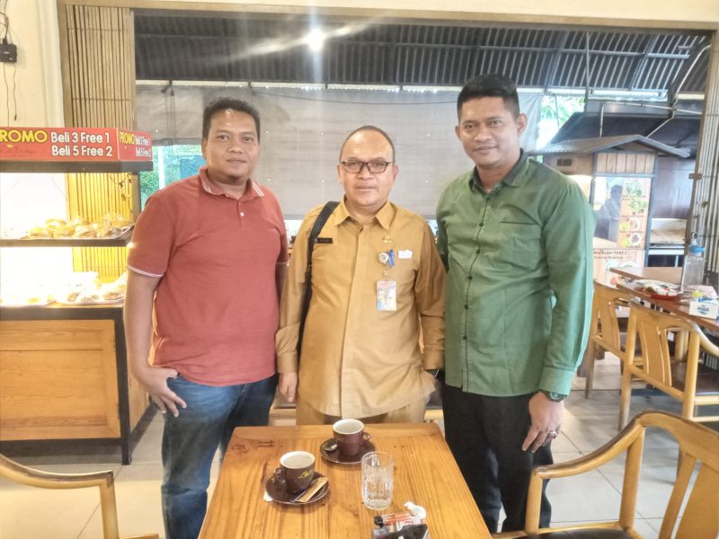 Wakil ketua DPD KNPI Kepri bidang kesehatan Muhammad Yasin Fahriza SH (baju hijau) menggelar silaturahmi dengan Kepala Dinas Kesehatan Provinsi Kepulauan Riau Moh. Bisri. Foto: INIKEPRI.COM
