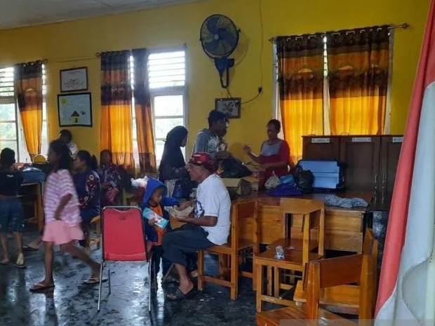 Korban pengungsian di SDN 001 Ranai, Natuna, Kepri dua hari lalu. Foto: ANTARA/Cherman.