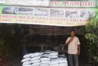 Ketua PERTAHIRA Kota Batam Panji S Lingga di depan stand pameran. Foto: INIKEPRI.COM 