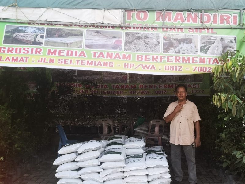 Ketua PERTAHIRA Kota Batam Panji S Lingga di depan stand pameran. Foto: INIKEPRI.COM 