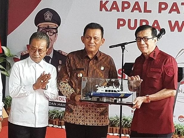Menkumham Yasonna Laoly menerima hibah kapal patroli imigrasi Pura Wira Katria secara simbolis dari Gubernur Kepri Ansar Ahmad, di Pelabuhan Bandar Bintan Telani (BBT), Kabupaten Bintan, Rabu (21/12/2022). Foto: ANTARA/Ogen/aa.